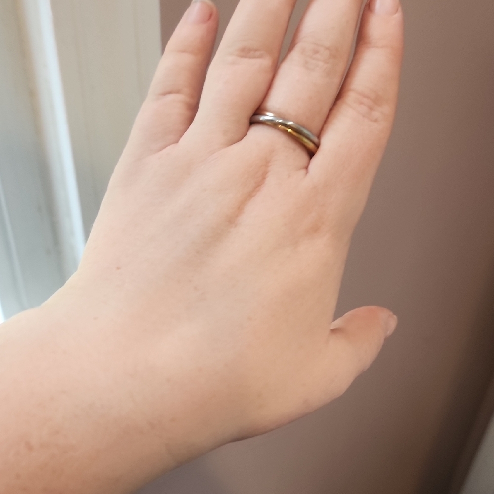 Dainty Interlocking Fidget Ring Sz 10 - Picture 6 of 7